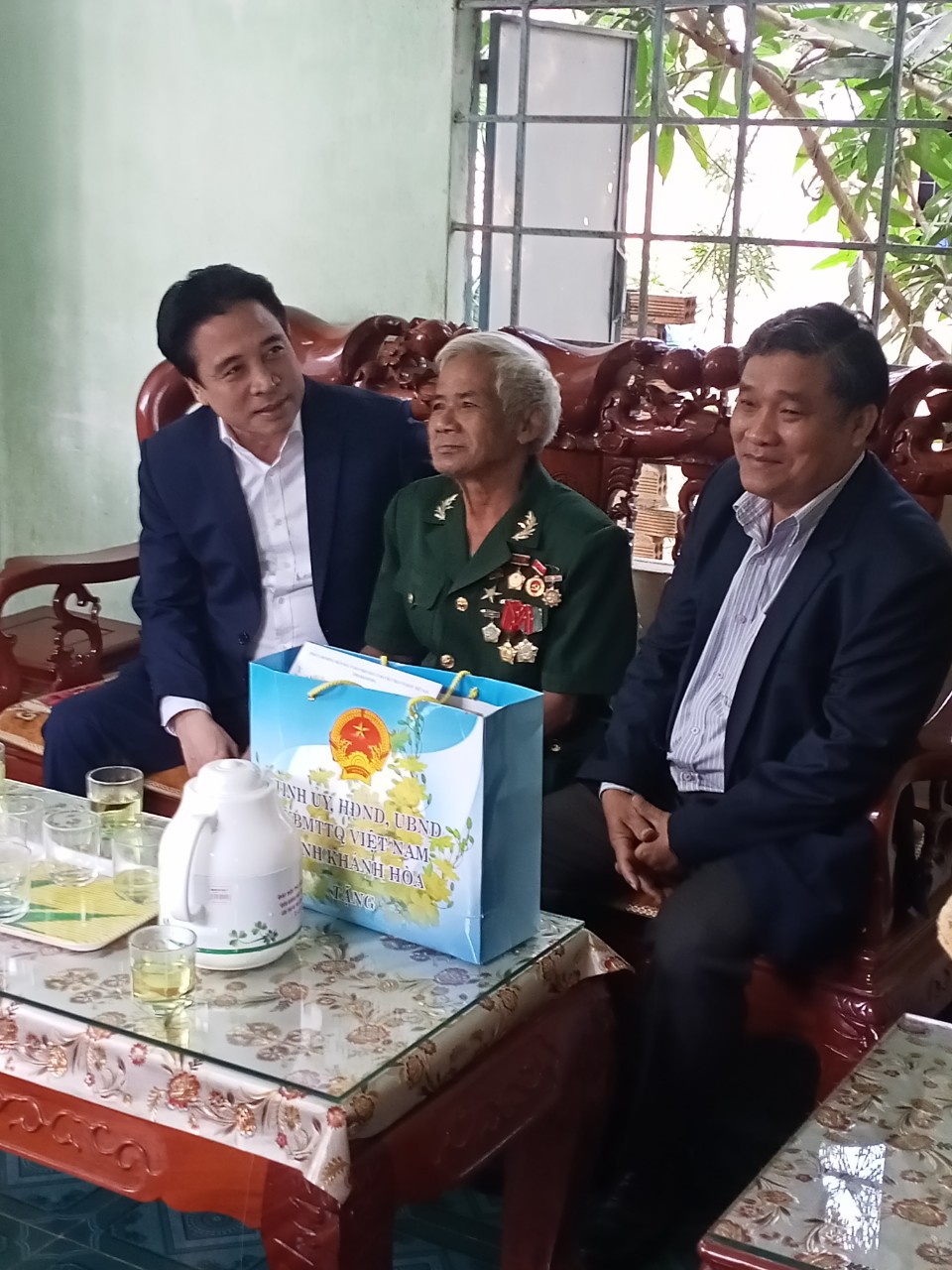 Lãnh đạo tỉnh Khánh Hòa thăm và tặng quà các gia đình chính sách tiêu biểu tại xã Sơn Trung nhân dịp Tết nguyên đán Tân Sửu năm 2021