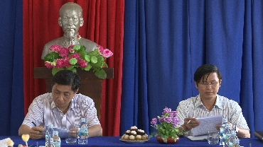Ông Lê Đức Vinh - Phó Bí thư Tỉnh ủy, Chủ tịch UBND tỉnh Khánh Hòa làm việc với chính quyền xã Sơn Trung về triển khai thực hiện chương trình kinh tế - xã hội 8 tháng năm 2016 và phương hướng nhiệm vụ những tháng cuối năm 2016
